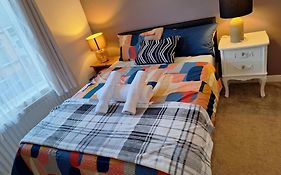 Fantastic 3-Bed With Free Parking & Wi-Fi Located In Chatham Kent